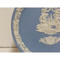 LIMITED EDITION WEDGWOOD BLUE JASPERWARE VALENTINE`S DAY 1984 PLATE WITH INTRICATELY CARVED IMAGES