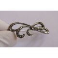 A STUNNING VINTAGE STERLING SILVER BROOCH IN BOW FORM SET WITH LOTS OF MARCASITE !! WOW !!
