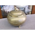 A VERY OUTSTANDING VINTAGE SOLID BRASS / BRONZE CHINESE URN TYPE ORNAMENT