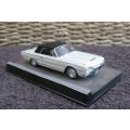 A 1:43 SCALE DIE CAST METAL MODEL OF THE FORD THUNDERBIRD AS SEEN IN THE JAMES BOND MOVIE GOLDFINGER