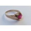 A FABULOUS VINTAGE 9CT GOLD RING SET WITH A REDDISH PINKISH FACETED STONE !! WOW !!