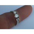 A gorgeous solid Platinum ring set with three diamonds - Evaluation certificate included !! R 35 000