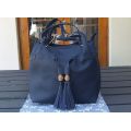 A SOPHISTICATED LEATHER LOOK NAVY BLUE LADIES HANDBAG !! BRAND NEW !! FREE COMBINING !! WOW !!