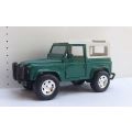 A COOL 1:32 SCALE DIE CAST METAL MODEL OF THE LAND ROVER DEFENDER IN IMMACULATE CONDITION !! DISPLAY
