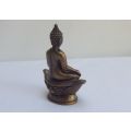 WOW !! A CHARMING VINTAGE BRONZE COLORED METAL TIBETAN BUDDHA STATUE IN GOOD CONDITION !!