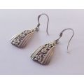 AN EYE CATCHING PAIR OF VINTAGE LOOK SOLID STERLING SILVER EARRINGS WITH FLORAL DETAIL !! WOW !!