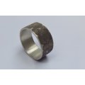 WOW ! AN EXCEPTIONAL QUALITY SUPER SOLID STERLING SILVER WEDDING BAND WITH PEBBLE PATTERN !! COOL !!