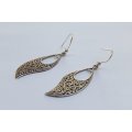 A VERY STYLISH INTRICATELY DETAILED PAIR OF SOLID STERLING SILVER EARRINGS WITH CURVES MOTIF !!