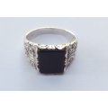 WOW !! A TRULY SUPERIOR QUALITY SOLID STERLING SILVER RING WITH CURVES DESIGN AND POLISHED ONYX !!