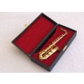 AN ABSOLUTELY STUNNING INTRICATELY DETAILED MINIATURE METAL SAXOPHONE MODEL IN CASE !! WOOOW !!