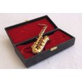 AN ABSOLUTELY STUNNING INTRICATELY DETAILED MINIATURE METAL SAXOPHONE MODEL IN CASE !! WOOOW !!