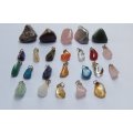 A FASCINATING COLLECTION OF VINTAGE POLISHED GEMSTONE PENDANTS !! NEVER WORN !! OLD JEWELERS STOCK