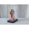 AN ABSOLUTELY BEAUTIFUL HIGH QUALITY VINTAGE CERAMIC CHINESE GEISHA DOLL IN HER DISPLAY CASE !! WOW