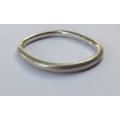 A HIGH QUALITY VINTAGE ITALIAN DESIGNER 800 SILVER TUBULAR RECTANGULAR BANGLE - STAMPED AND TESTED