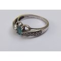 A SOLID STERLING SILVER DESIGNER STAMPED RING WITH FACETED PALE BLUE STONE - STAMPED AND TESTED