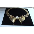 FRENCH MADE - AN EXTREMELY RARE VINTAGE DESIGNER GOLD PLATED NECKLACE BY NINA RICCI WITH FAUX PEARL
