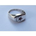 A VINTAGE SOLID STERLING SILVER RING WITH MOON & RED STAR DESIGN - STAMPED AND TESTED