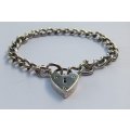 A VINTAGE SOLID STERLING SILVER STARTER CHARM BRACELET WITH HEART CLASP - STAMPED AND TESTED