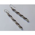 A GOOD QUALITY STERLING SILVER PAIR OF COLUMN FORM DROP AND DANGLE EARRINGS - FULLY TESTED