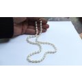 A CLASSY VINTAGE GENUINE CULTURED PEARL NECKLACE WITH A GOLD PLATED SILVER CLASP