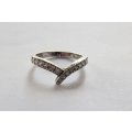 TIMELESS DESIGN !! A SOLID STERLING SILVER "POINTER" RING SET WITH FACETED CZ STONES !! TESTED !!