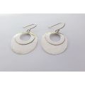AN EYE CATCHING PAIR OF SOLID STERLING SILVER EARRINGS IN EXCELLENT CONDITION !! FREE COMBINING !!