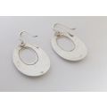 AN EYE CATCHING PAIR OF SOLID STERLING SILVER EARRINGS IN EXCELLENT CONDITION !! FREE COMBINING !!