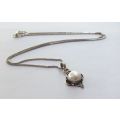 WOW !! A VERY STYLISH SOLID STERLING SILVER PENDANT SET WITH A GENUINE MABE PEARL PLUS NECKLACE !!