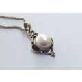 WOW !! A VERY STYLISH SOLID STERLING SILVER PENDANT SET WITH A GENUINE MABE PEARL PLUS NECKLACE !!