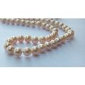 WOW !! A BEAUTIFUL GENUINE PEARL NECKLACE WITH A 9CT GOLD CLASP IN EXCELLENT CONDITION !!