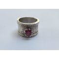 AN EXCELLENT QUALITY WIDE SOLID STERLING SILVER RING SET WITH A FACETED RED STONE !! VINTAGE LOOK !!