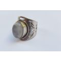A MAGNIFICENT SOLID STERLING SILVER RING WITH PIERCED DETAIL AND SET WITH A CABOCHON MOONSTONE !!