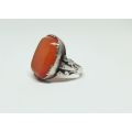 A STUNING VINTAGE STERLING SILVER RING SET WITH GENUINE CARNELIAN STONE