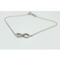 R1 START !! A PETITE STERLING SILVER BRACELET WITH AN ETERNITY SYMBOL FEATURE !! WOW !!