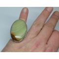 INSANE !! A MASSIVE HEAVY SOLID STERLING SILVER RING SET WITH A CABOCHON GREEN AGATE STONE !! WOOOOW