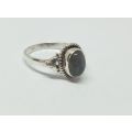 R1 START !! A LOVELY VINTAGE LOOK SOLID STERLING SILVER RING SET WITH A CABOCHON GEMSTONE !! WOW !!