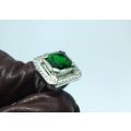 AN EYE CATCHING SOLID STERLING SILVER RING SET WITH A FACETED GREEN STONE !! FREE COMBINING !!