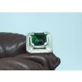 AN EYE CATCHING SOLID STERLING SILVER RING SET WITH A FACETED GREEN STONE !! FREE COMBINING !!
