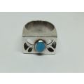 A BEAUTIFULLY MADE SOLID STERLING SILVER RING SET WITH A TURQUOISE CABOCHON STONE !! UNIQUE !!