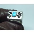 A BEAUTIFULLY MADE SOLID STERLING SILVER RING SET WITH A TURQUOISE CABOCHON STONE !! UNIQUE !!