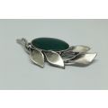 WOW !! A FABULOUS VINTAGE SOLID STERLING SILVER BROOCH SET WITH A POLISHED GREEN GEMSTONE !!