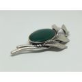 WOW !! A FABULOUS VINTAGE SOLID STERLING SILVER BROOCH SET WITH A POLISHED GREEN GEMSTONE !!
