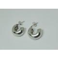 R1 START !! AN EXCELLENT QUALITY PAIR OF SOLID STERLING SILVER C-SHAPE EARRINGS WITH BUTTERFLIES !!