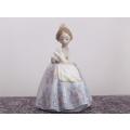 WOW !! A RARE RETIRED LLADRO FIGURE CIRCA 1985 - GIRL WITH FLOWER - IN PERFECT CONDITION !!