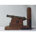 SO RUSTIC !! ONE VINTAGE WOODEN BOOKEND WITH PATTERNED METAL CANNON !! AS A DESKPIECE OR PROJECT !!
