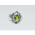 A genuine sterling silver ring with floral look and faceted green inset - Brand new