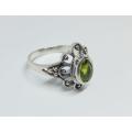A genuine sterling silver ring with floral look and faceted green inset - Brand new