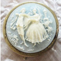 VINTAGE 3 DIVISION PILL BOX WITH A PRETTY WEDGWOOD LOOK ALIKE RESIN TOP