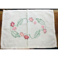 VINTAGE EMBROIDERED IRISH LINEN TRAY CLOTH IN EXCELLENT CONDITION