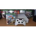 PERFECT CHRISMAS GIFT - XBOX ONE WITH CONTROLLER AND 15 ORIGIONAL GAMES